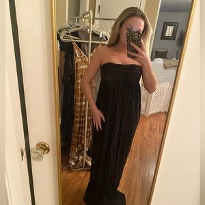 Chic Black Strapless Dress with Flowy Silhouette